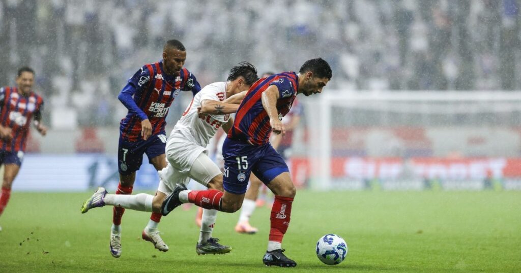 com-expulsao-de-joia-do-inter,-bahia-vence-e-encosta-no-g4