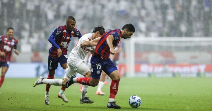 com-expulsao-de-joia-do-inter,-bahia-vence-e-encosta-no-g4