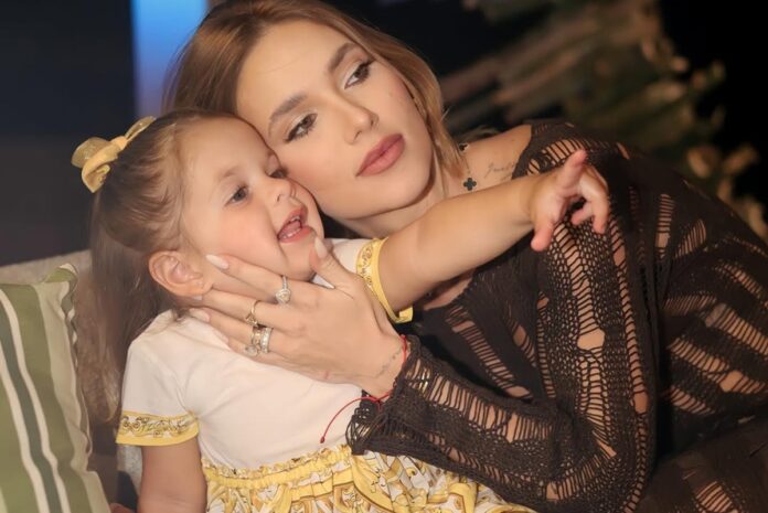 virginia-choca-ao-mostrar-lembrancinhas-do-aniversario-de-maria-flor