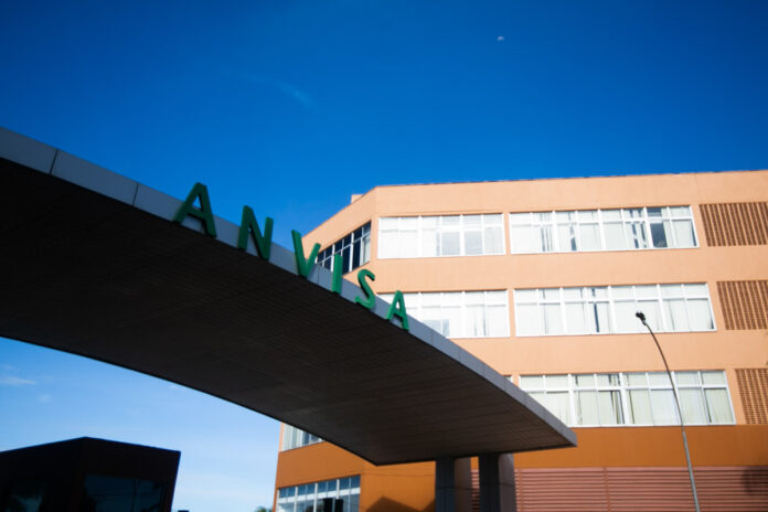 anvisa-apreende-lote-de-cha-falsificado-e-suplementos.-veja-a-lista