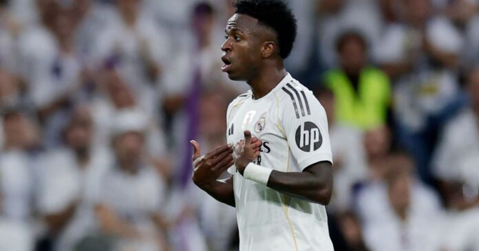 vini-jr.-se-revolta-apos-ser-substituido-em-real-madrid-x-barcelona;-veja