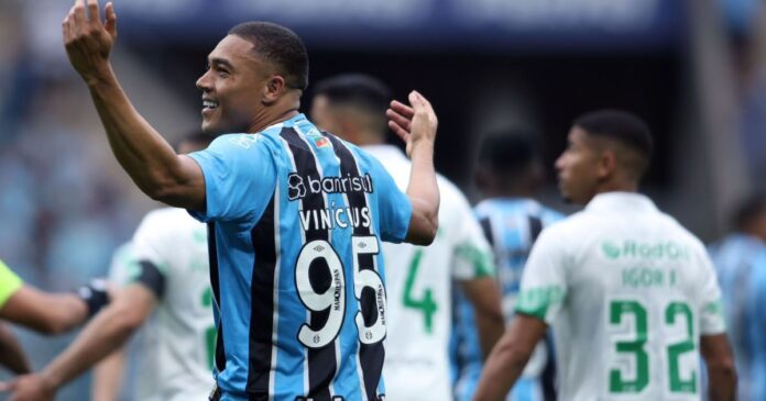 carlos-vinicius-faz-hat-trick,-e-gremio-vence-juventude-pelo-brasileirao