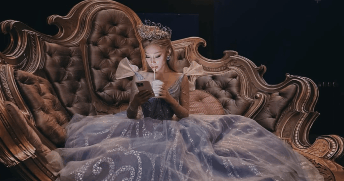 ariana-grande-revela-que-quase-desistiu-de-carreira-musical-apos-“wicked”