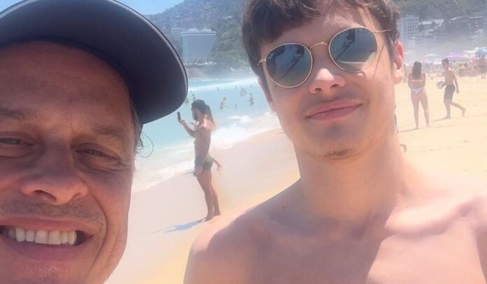guilherme-fontes,-de-“a-viagem”,-posa-com-filho-e-web-brinca