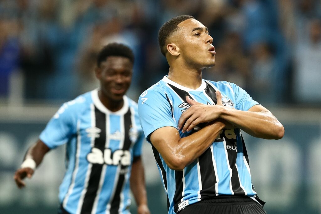 com-show-de-carlos-vinicius,-gremio-derrota-juventude-pelo-brasileirao