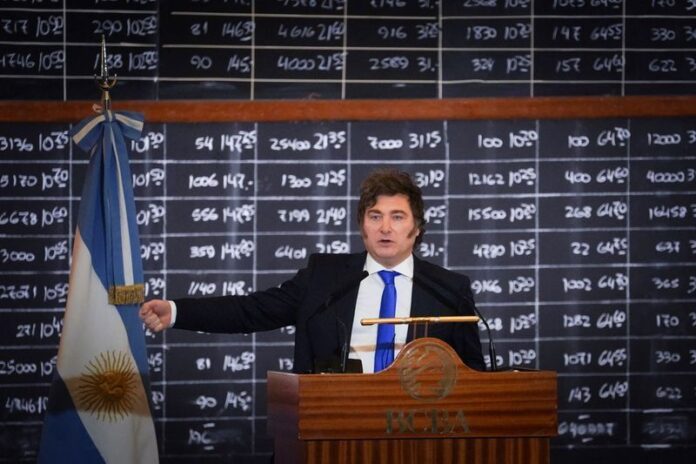 peso-argentino-salta-10%-apos-vitoria-de-partido-de-milei-em-eleicoes