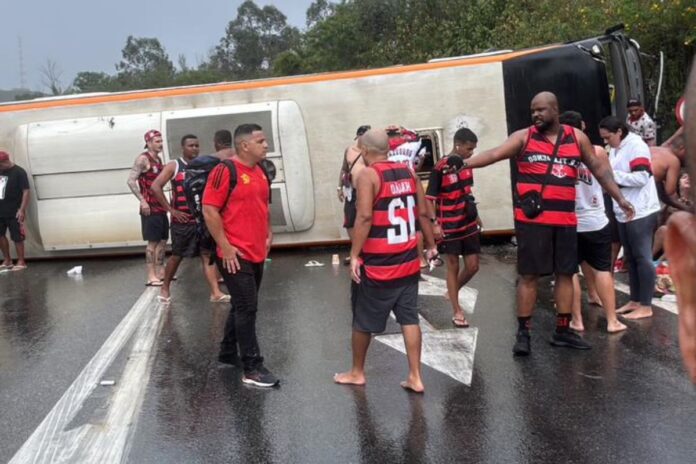 acidente-de-onibus-deixa-16-torcedores-do-flamengo-feridos.-veja-video