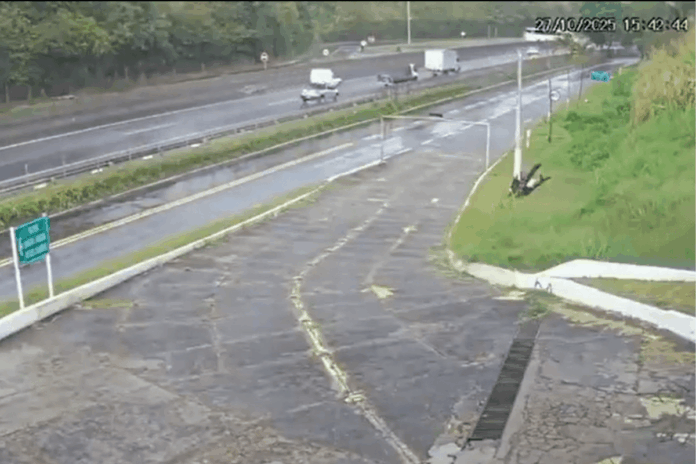 video:-veja-momento-em-que-onibus-com-torcedores-do-flamengo-tomba