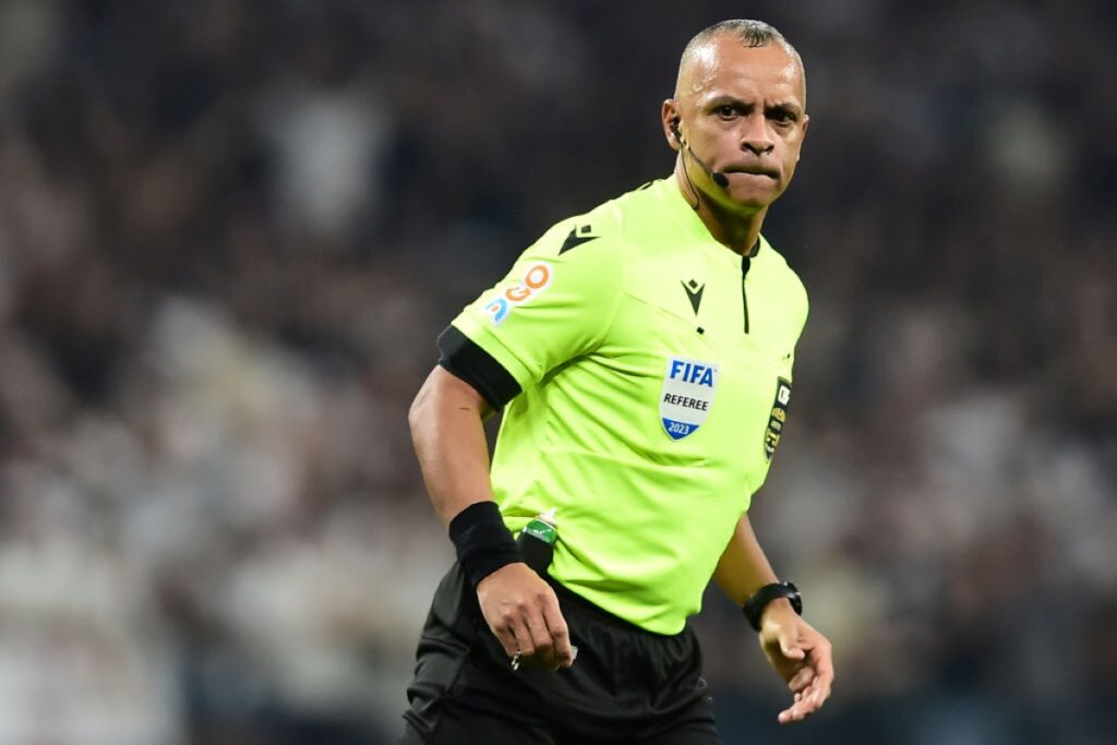 tres-brasileiros-concorrem-ao-premio-de-melhor-arbitro-do-mundo