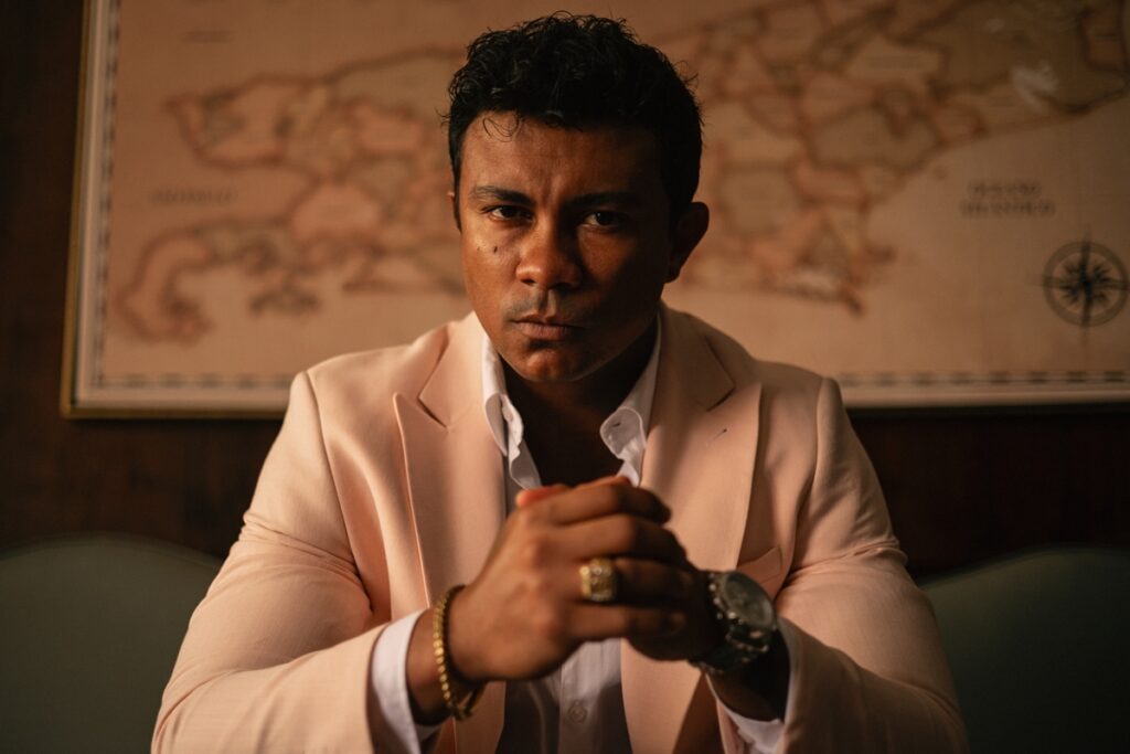 xama-surge-pelado-em-nova-serie-da-netflix-sobre-a-“mafia”-do-rio