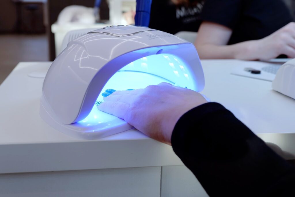 anvisa-proibe-produtos-usados-em-esmaltacao-em-gel-por-risco-de-cancer