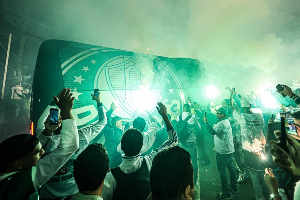 video:-torcedores-fazem-festa-em-chegada-de-onibus-do-palmeiras;-veja