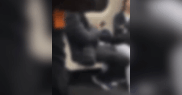 video:-homem-se-masturba-em-trem-de-sp-e-e-flagrado-por-passageira