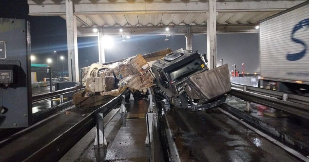 motorista-erra-cancela-e-tomba-caminhao-em-pedagio-no-pr