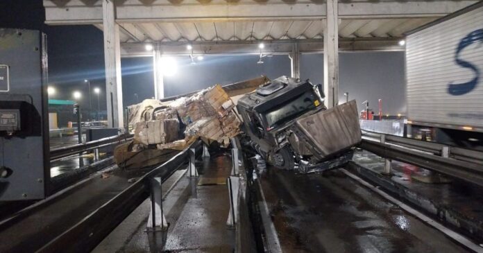 motorista-erra-cancela-e-tomba-caminhao-em-pedagio-no-pr