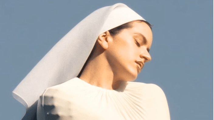 rosalia-amplia-fronteiras-musicais-e-canta-em-13-idiomas-no-album-“lux”