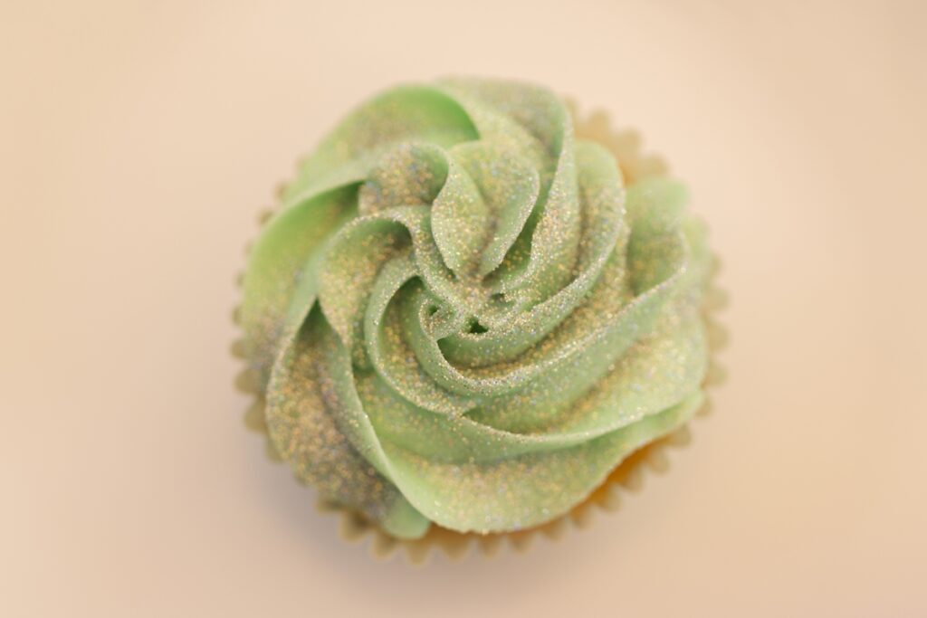 anvisa-alerta-sobre-riscos-no-uso-de-glitter-em-bolos-e-doces