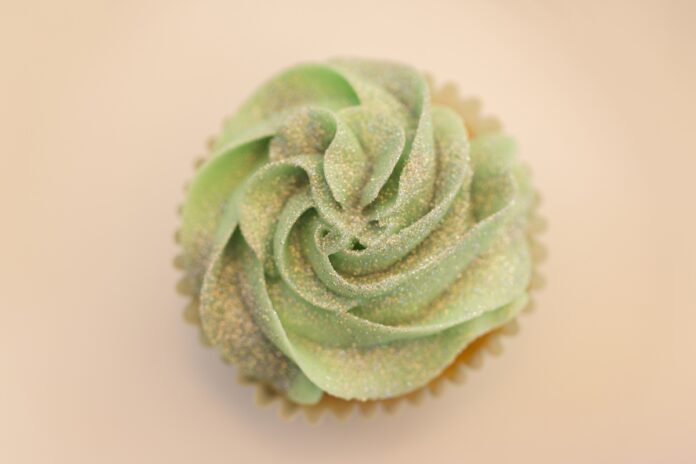 anvisa-alerta-sobre-riscos-no-uso-de-glitter-em-bolos-e-doces