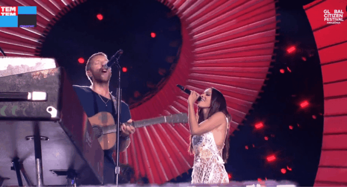 chris-martin-fala-portugues-e-canta-com-anitta-no-global-citizen-festival