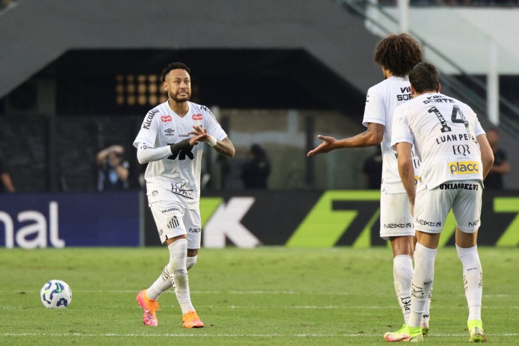 neymar-cobra-falta-com-paradinha-e-quase-marca-para-o-santos