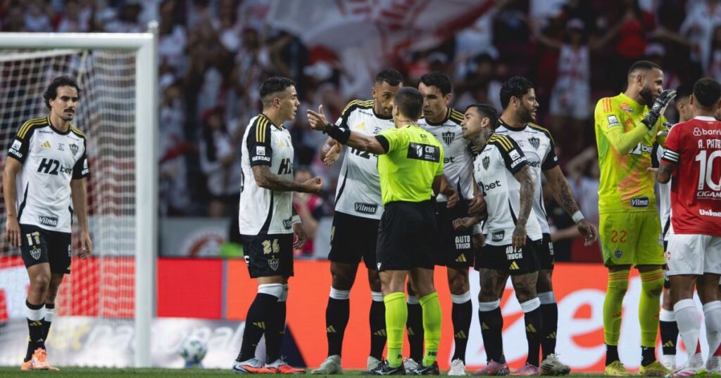 atletico-mg-detona-arbitragem-e-pede-mudancas-drasticas:-“inadmissivel”
