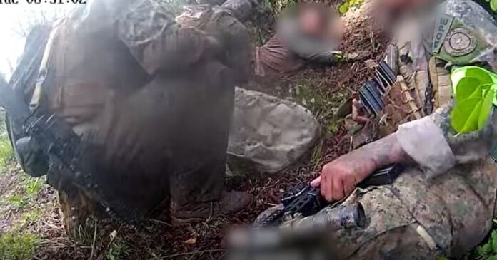 megaoperacao:-imagens-revelam-policial-ferido-do-bope-sendo-resgatado-no-rj