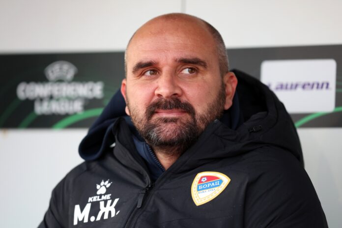 tecnico-tem-mal-subito-e-morre-durante-partida-do-campeonato-servio