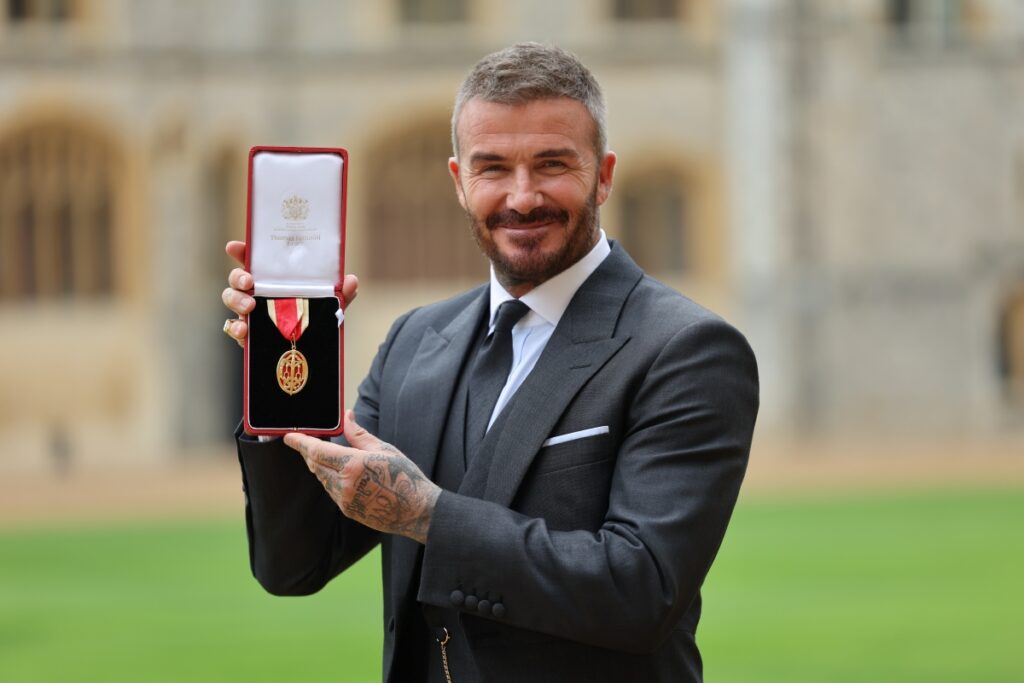 idolo-do-futebol-ingles-e-condecorado-cavaleiro-pelo-rei-charles-iii