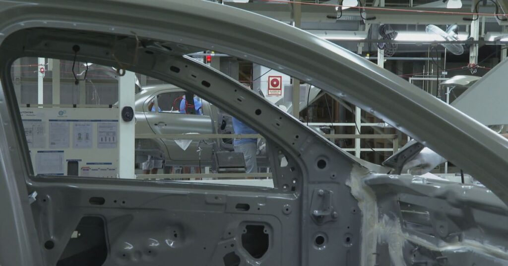 ibge:-queda-da-producao-industrial-e-puxada-por-farmaceuticos-e-veiculos