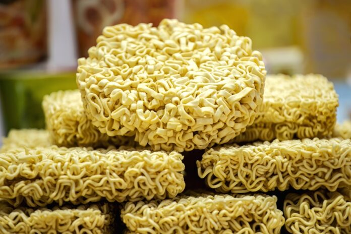 massas-instantaneas-contaminadas-por-bacteria-matam-6-pessoas-nos-eua