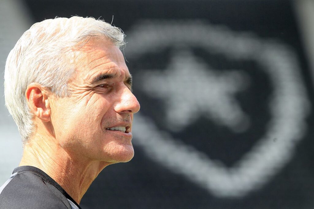 ex-botafogo,-luis-castro-deixa-o-al-wasl-apos-cinco-meses-de-trabalho