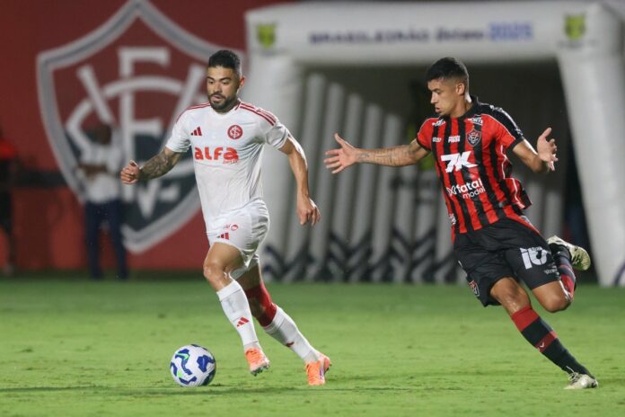 campeonato-brasileiro:-vitoria-bate-internacional-e-escapa-do-z4
