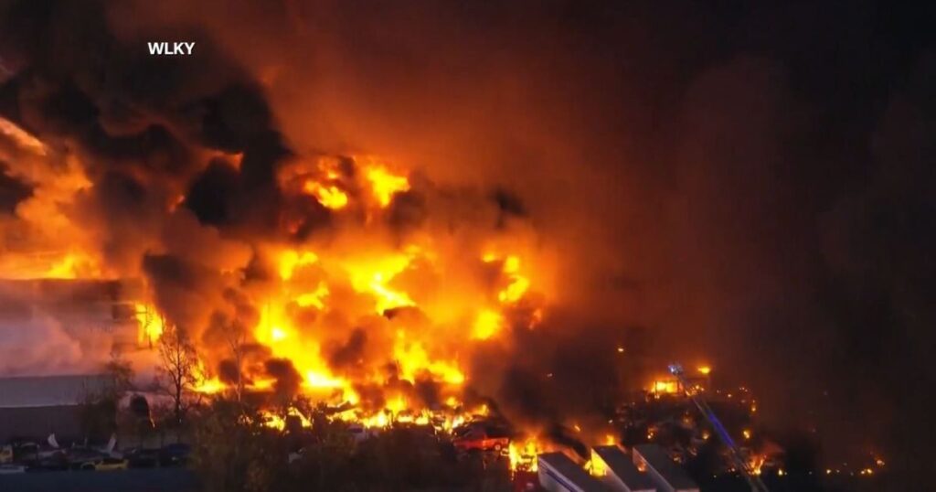 queda-de-aviao-de-carga-nos-eua-deixa-ao-menos-12-mortos,-diz-prefeito