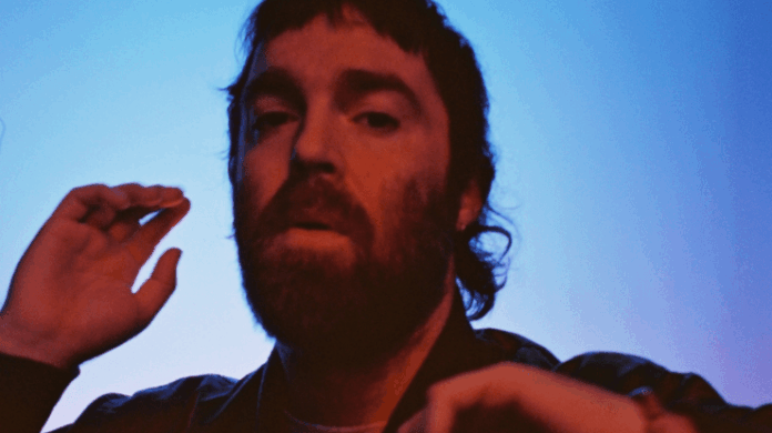 chet-faker-detalha-era-mais-“poderosa”-e-celebra-energia-de-shows-no-brasil