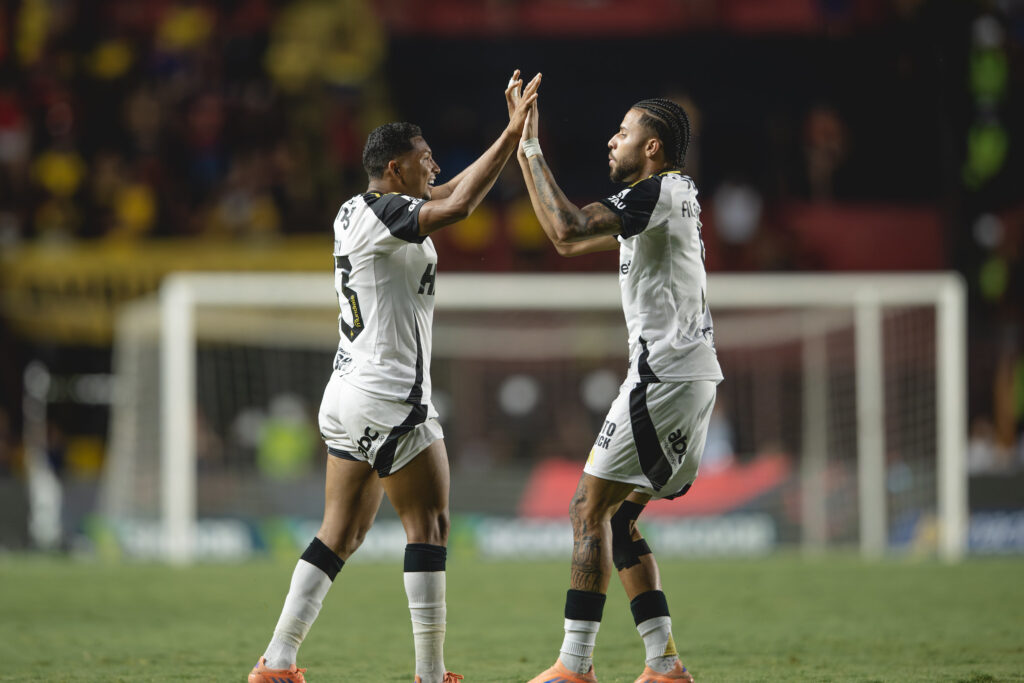 brasileirao:-atletico-tem-2o-tempo-iluminado-e-vence-sport-de-virada