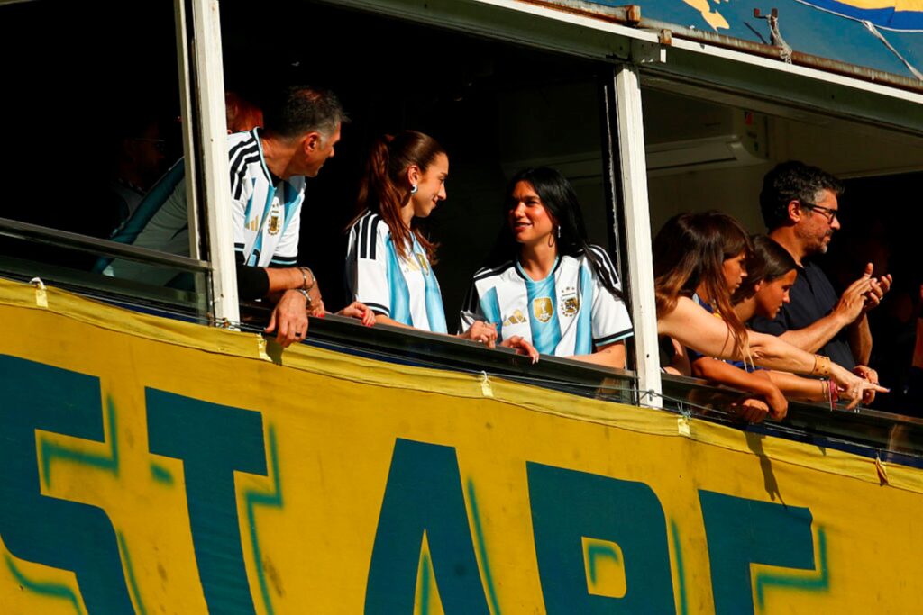 video:-dua-lipa-assiste-a-boca-juniors-x-river-plate-na-argentina