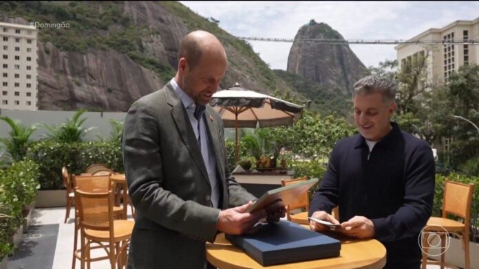 principe-william-se-emociona-ao-receber-foto-de-diana-no-“domingao”