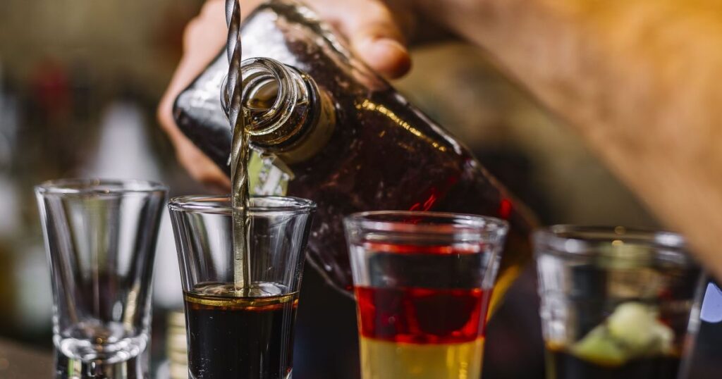 dois-homens-morrem-depois-de-consumirem-bebidas-alcoolicas-em-cajamar-(sp)