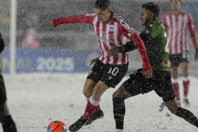 jogador-marca-golaco-de-bicicleta-na-final-do-campeonato-canadense