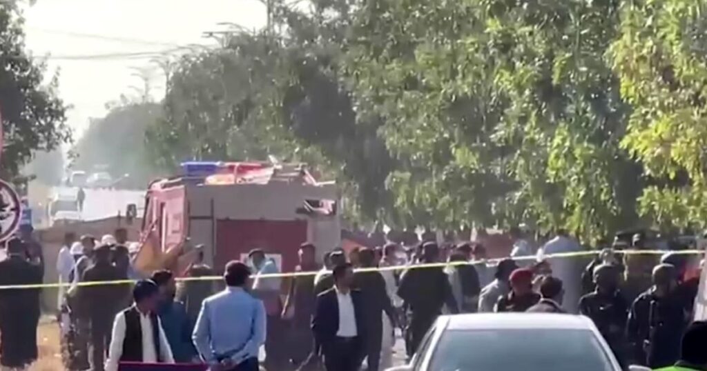 explosao-deixa-12-mortos-em-frente-a-tribunal-no-paquistao