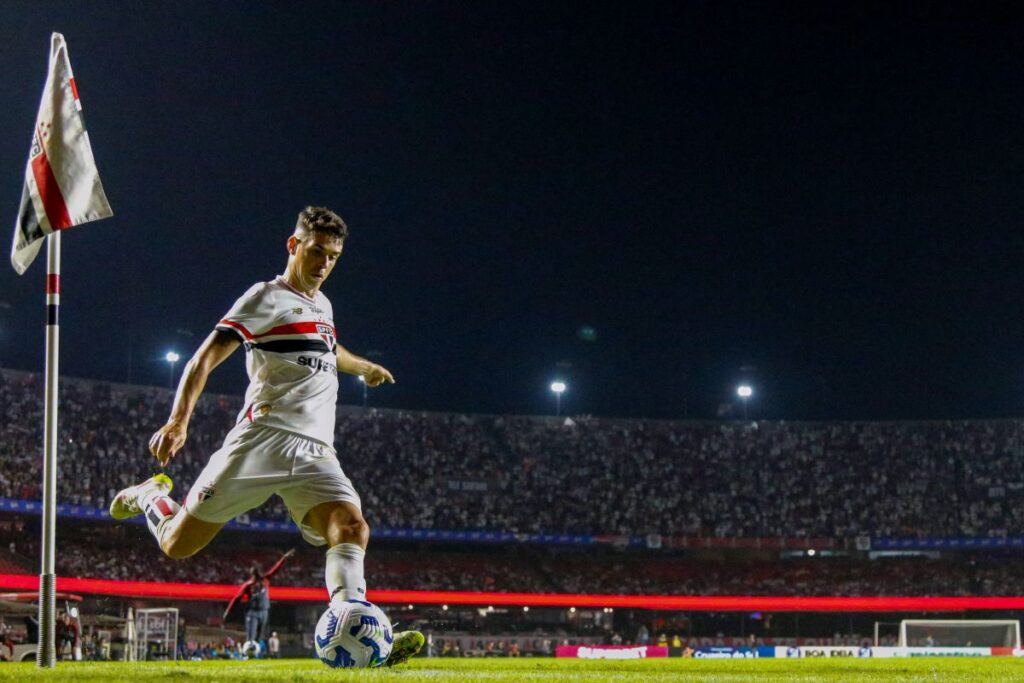 oscar,-do-sao-paulo,-e-levado-ao-hospital-por-alteracoes-cardiologicas