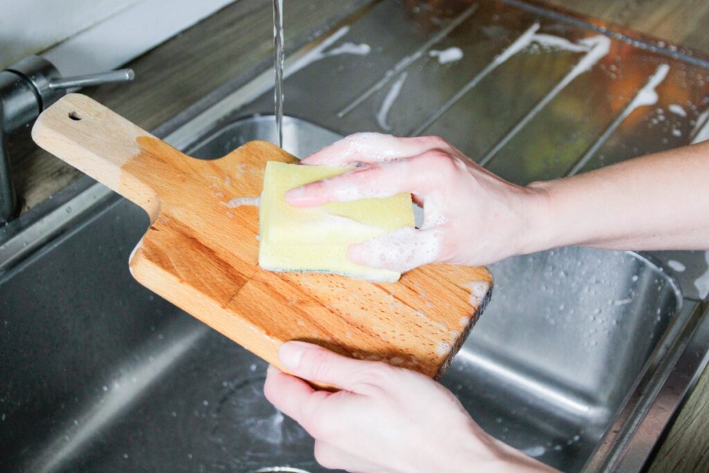 tabua-de-madeira,-plastico-ou-vidro?-saiba-qual-opcao-e-mais-saudavel