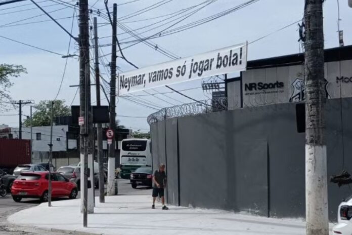 neymar-e-alvo-de-cobranca-de-torcedores-do-santos-no-ct-rei-pele