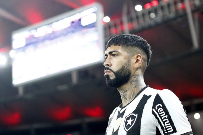 zagueiro-do-botafogo-ganha-presente-inusitado-em-restaurante;-veja