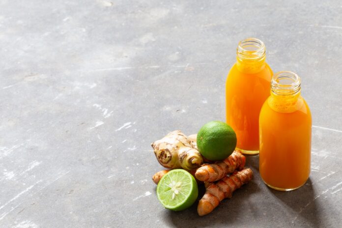 shot-de-limao-com-curcuma:-nutrologa-conta-os-beneficios-da-bebida