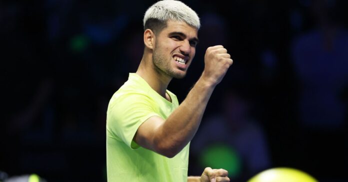 carlos-alcaraz-vence-aliassime-e-disputa-decisao-do-atp-finals-com-sinner