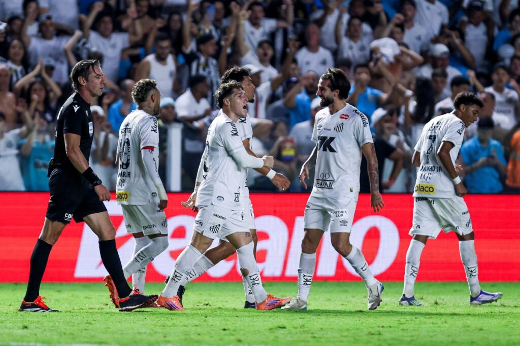 santos-marca-no-fim,-vence-o-palmeiras-e-sai-da-zona-de-rebaixamento