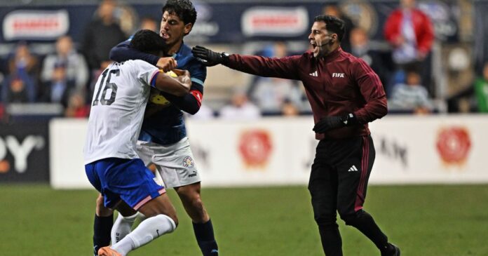 gustavo-gomez,-do-palmeiras,-inicia-confusao-generalizada-em-eua-x-paraguai