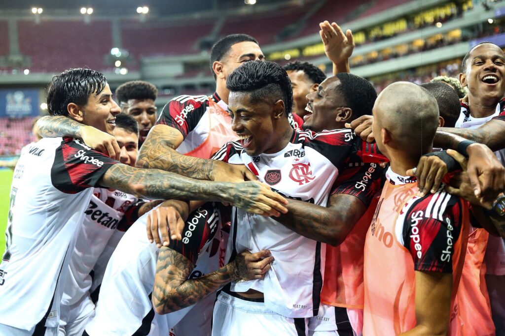 flamengo-aproveita-vantagem-numerica,-goleia-sport-e-assume-o-1o-lugar