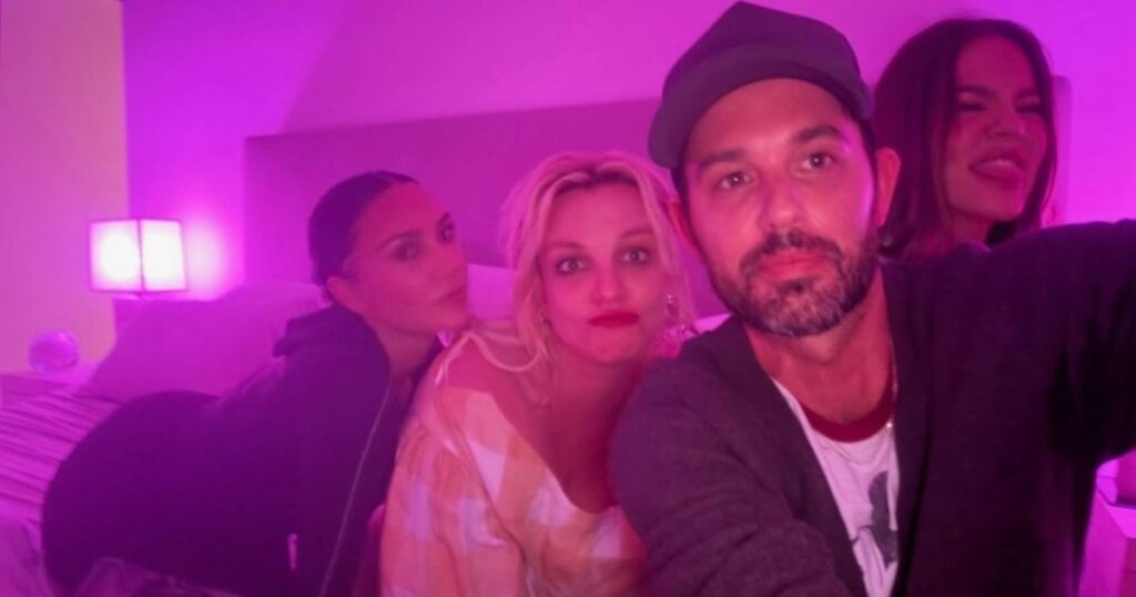 kim,-khloe-kardashian-e-britney-spears-posam-juntas-na-mesma-cama;-veja